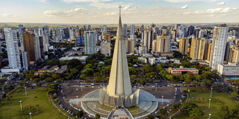 Site responsivo Maringá exibido em celular, tablet e desktop